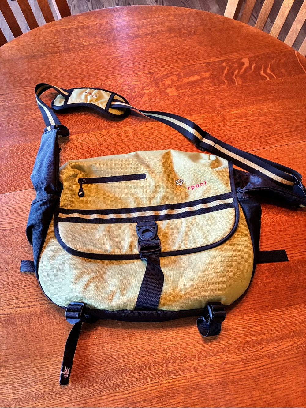 Sherpani Green and Black Messenger Bag with Adjustable Strap